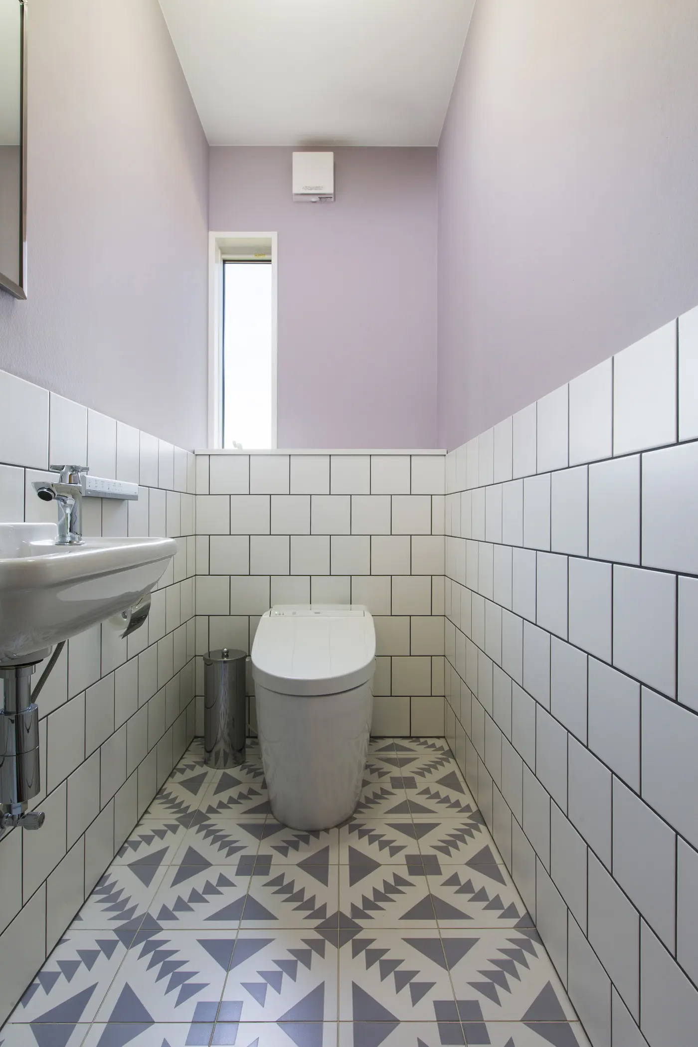 淡いパープル塗装とサブウェイタイルを組み合わせたトイレ