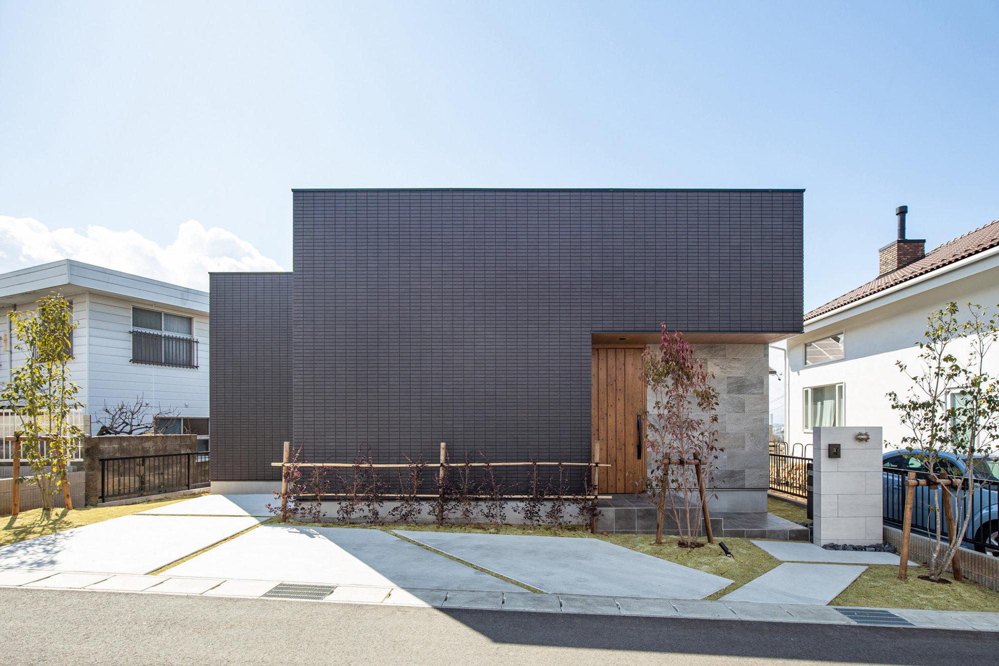 黒のタイルと天然石風のタイルを合わせた1000万円台の平屋