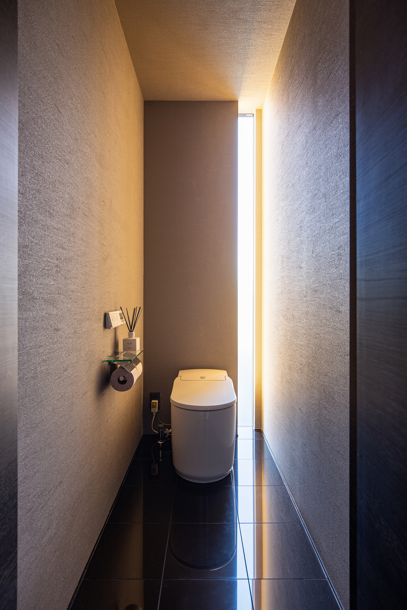 バーチカル照明を採用したトイレ