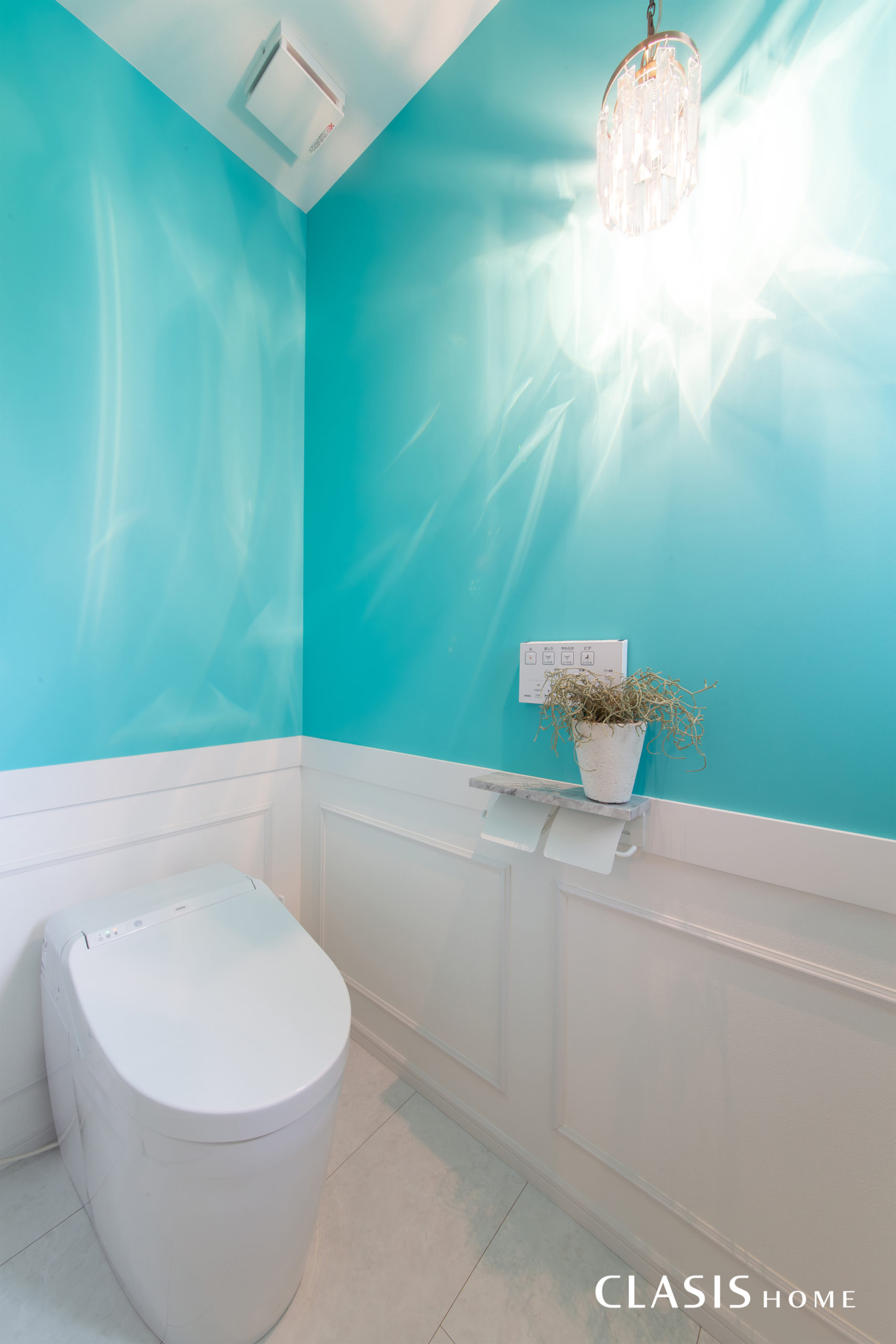 ティファニーブルーと白のモールディング付きの腰壁が鮮やかなトイレ
