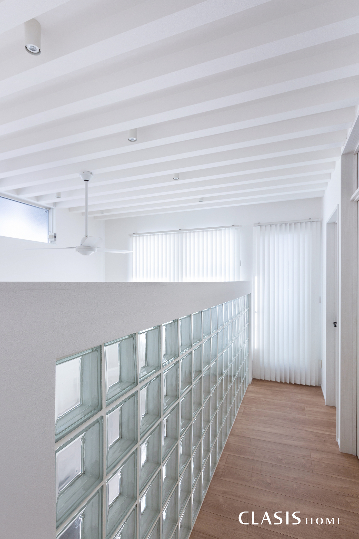 吹き抜けの2階部分腰壁には、透明感のあるガラスブロックを一部使用して、明るい室内にきらきらと光が反射します。