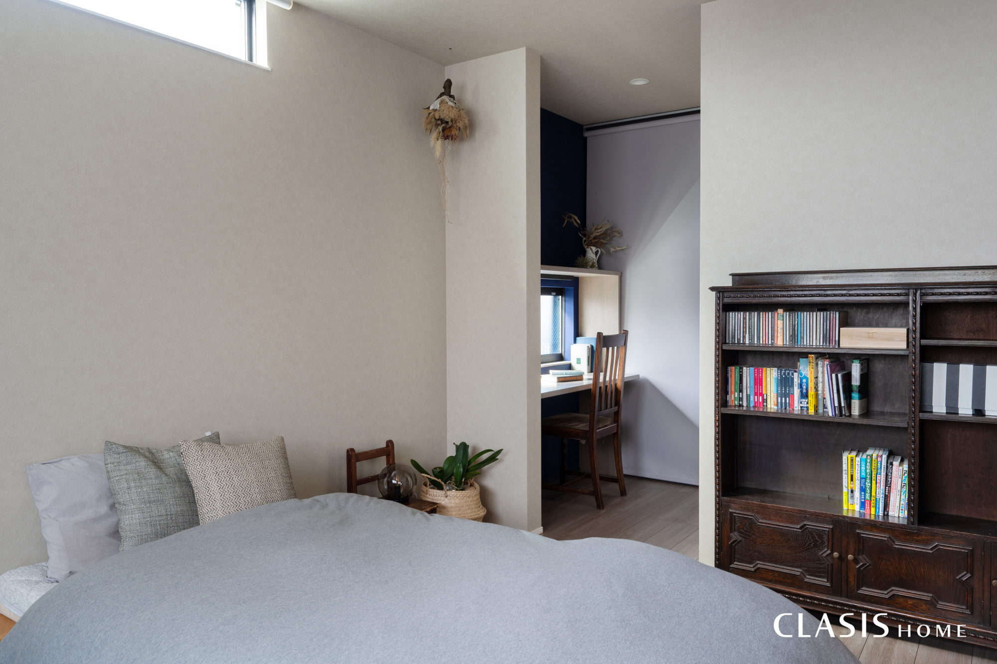 淡いグレーの寝室は淡いブルーのアクセントクロスで爽やかで清潔感のある仕上がり。
