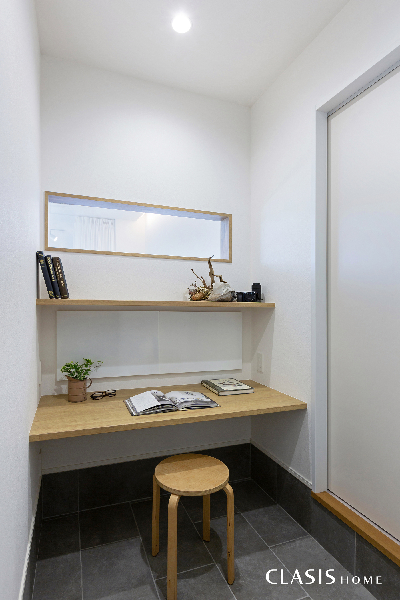 事務所内作業スペースはシンプルなカウンターに。