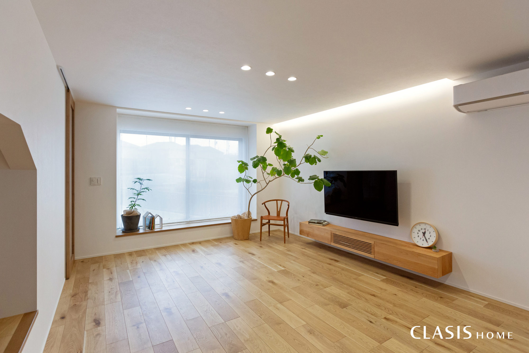 白い壁と木目の床がシンプルでスッキリとしたリビング。シンプルだからこそ、間接照明が良く映えます。