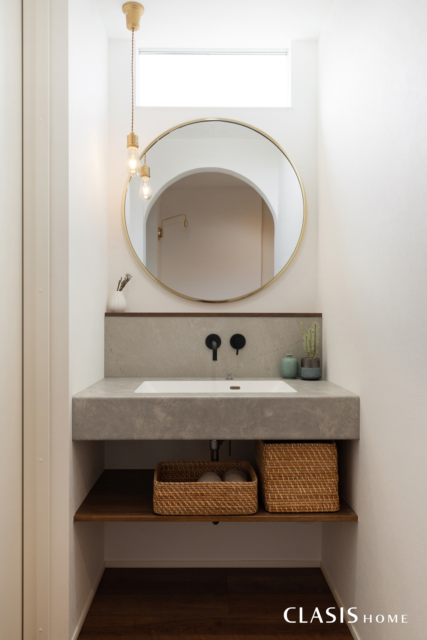 丸い鏡と直線的なラインが印象的な造作洗面台。