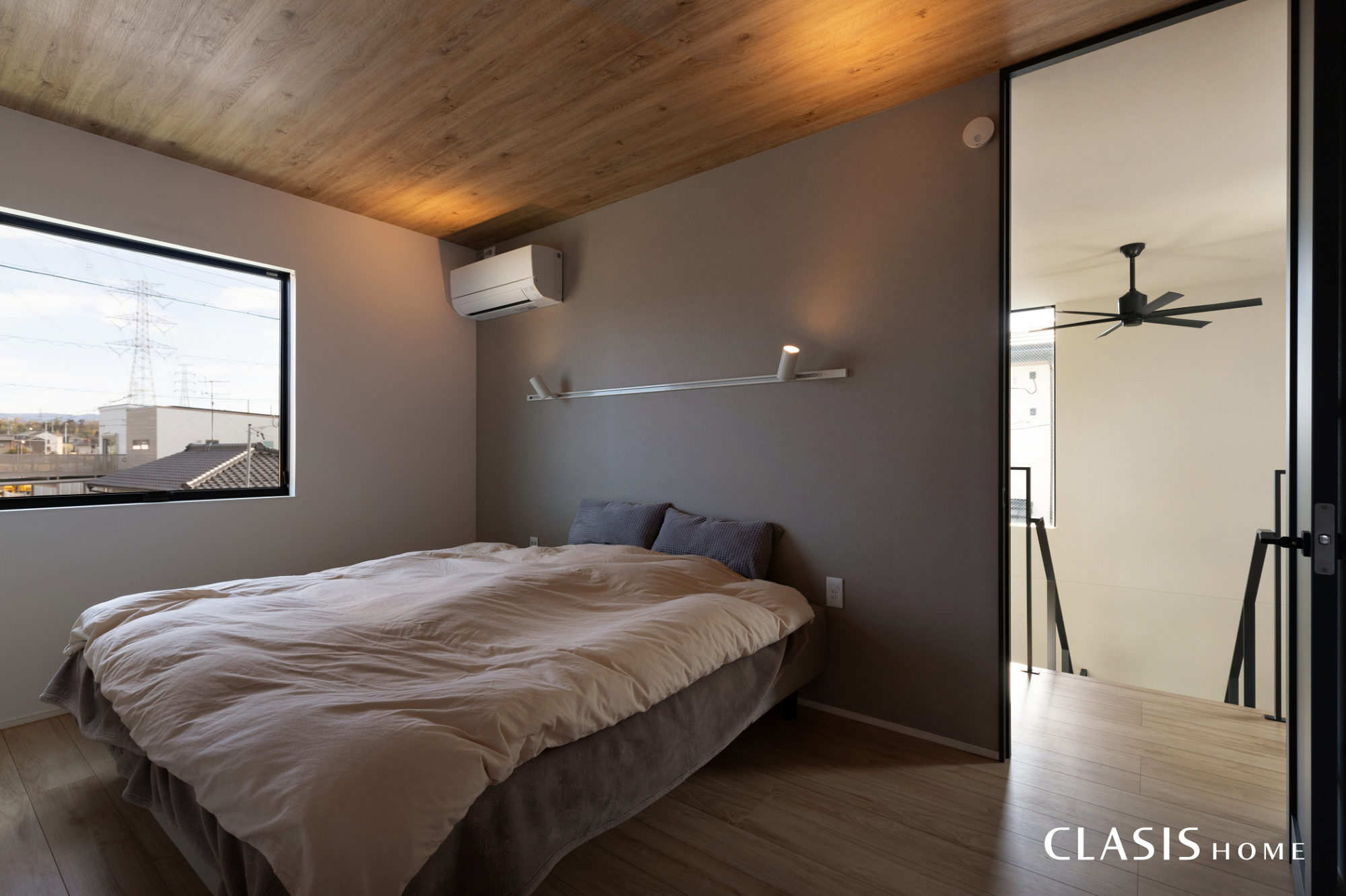 木目の天井を照らすように設計した寝室。間接照明風の落ち着いた明かりが癒されます。