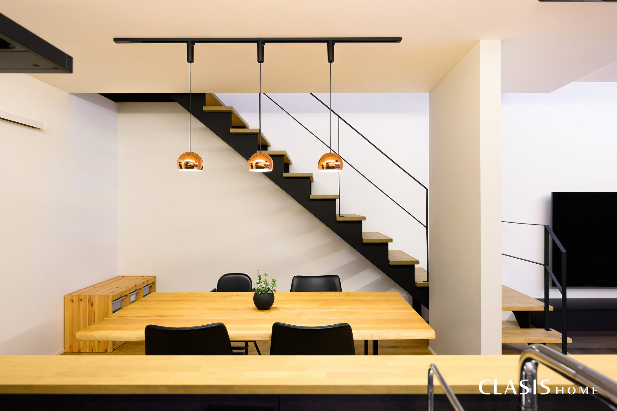 鉄骨階段も黒×木目で色味を統一。シンプルな形状が空間を広く感じさせます。