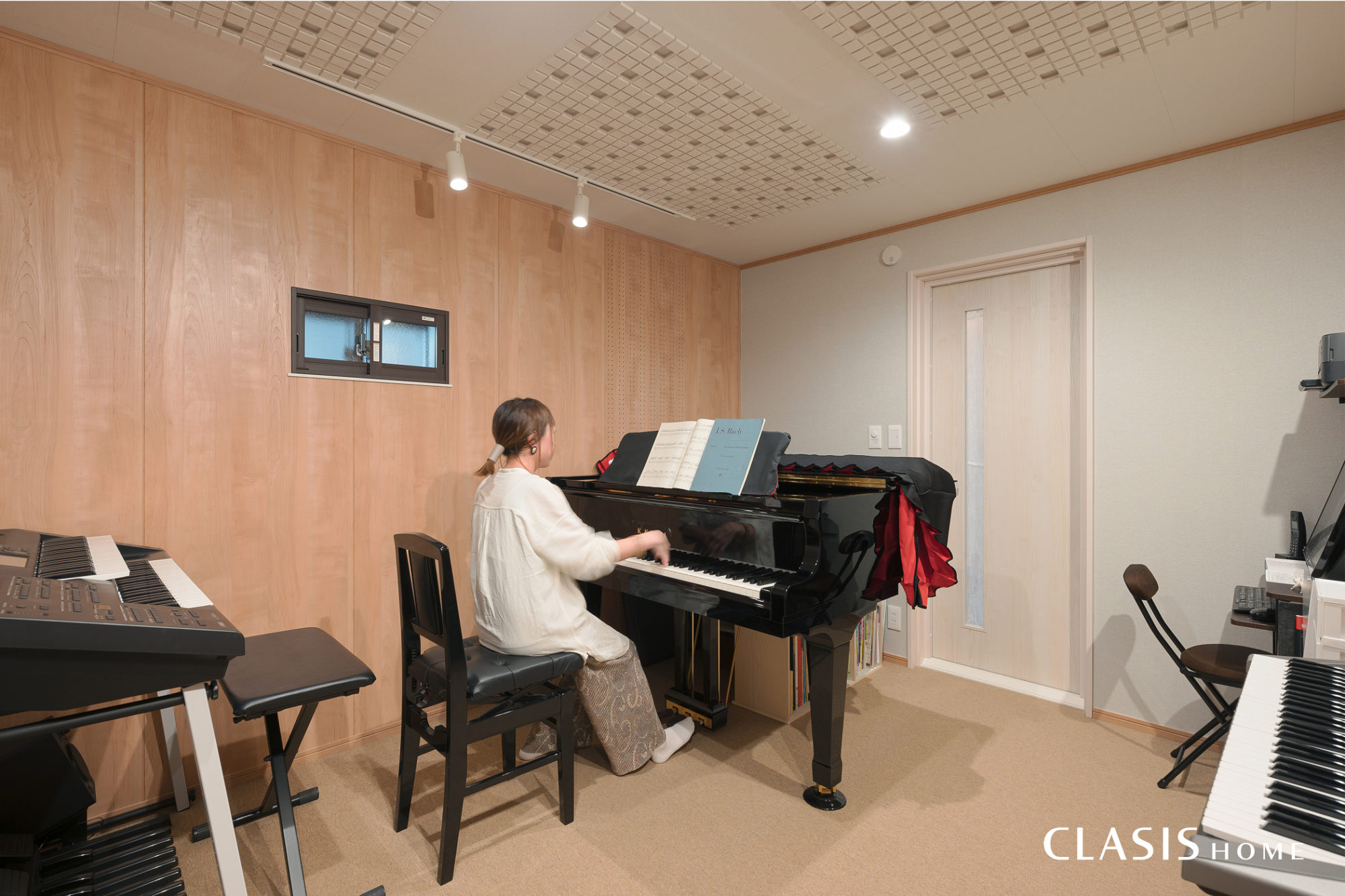 奥様の音楽教室のため、防音仕様の音楽室をご用意。