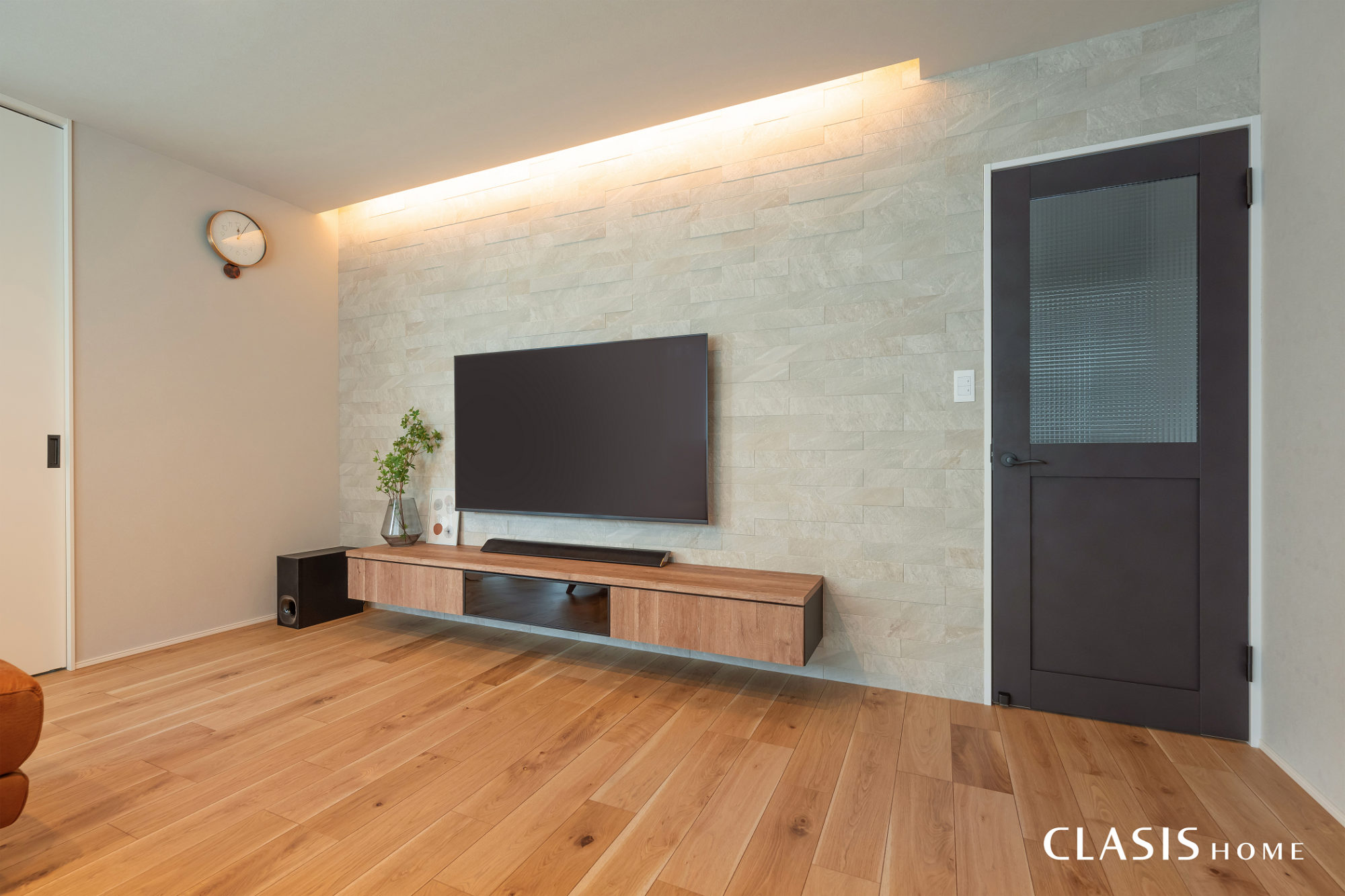 キッチン収納とテレビボードはメーカーを揃え、LDKの統一感を。
