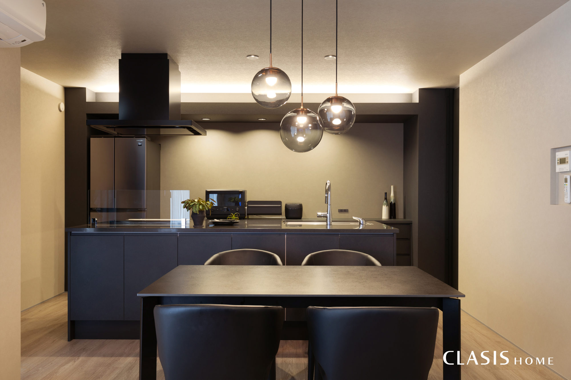 キッチン背面に黒のフレームを造作。間接照明やダウンライトが映えます。